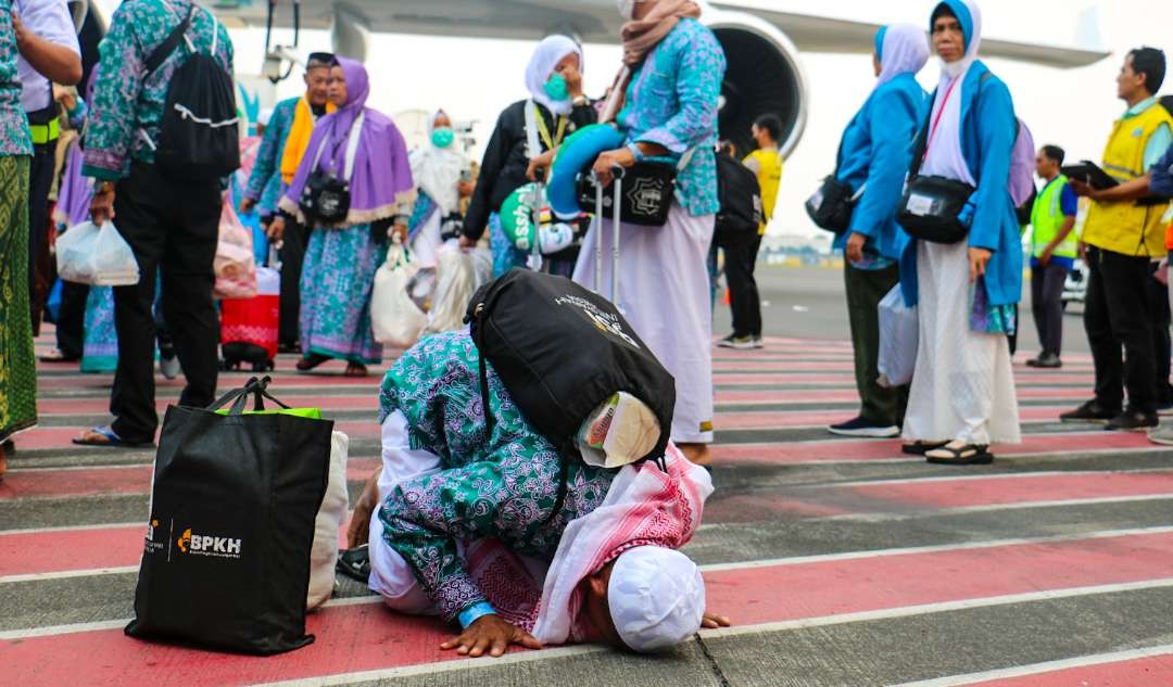 Salah satu jamaah haji debarkasi Surabaya sujud syukur saat tiba di Bandara Juanda (Foto : Aini/Ngopibareng.id)