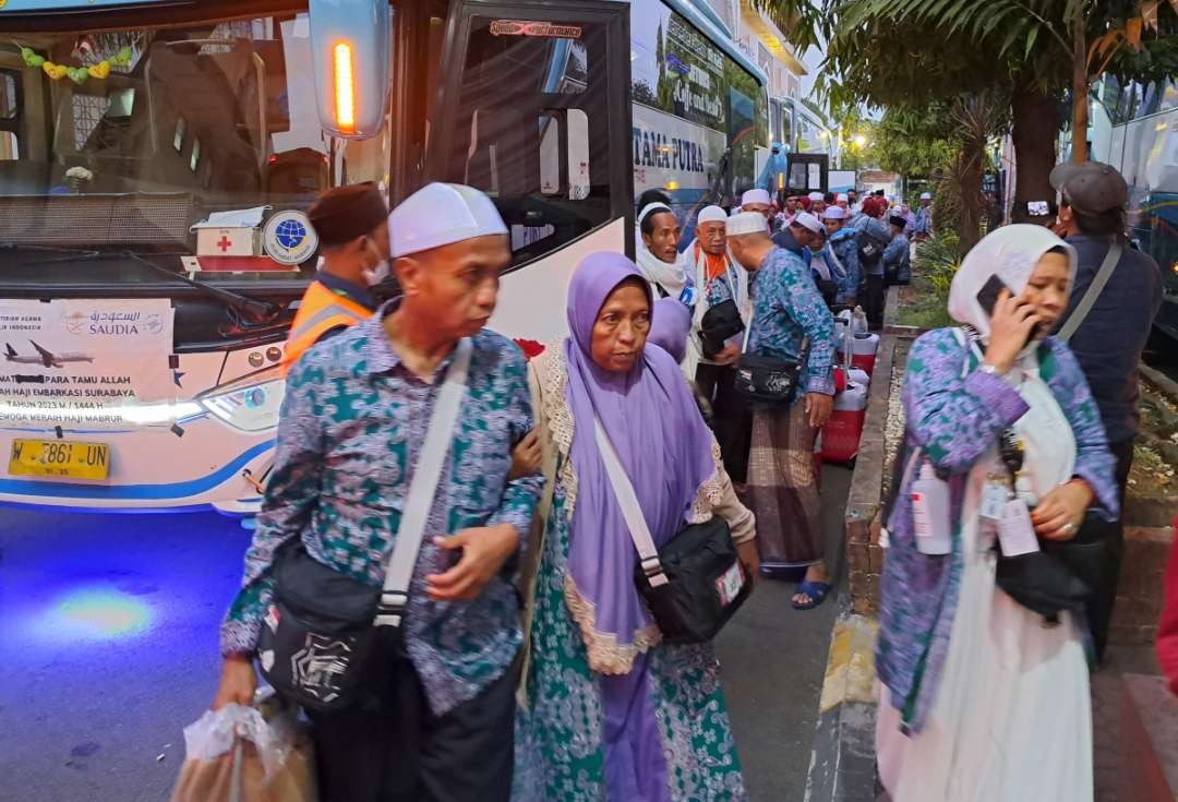 Kedatangan rombongan jemaah haji di Embarkasih Surabaya hari ini setelah menunaikan ibadah haji. (Foto: Pita Sari/Ngopibareng.id)