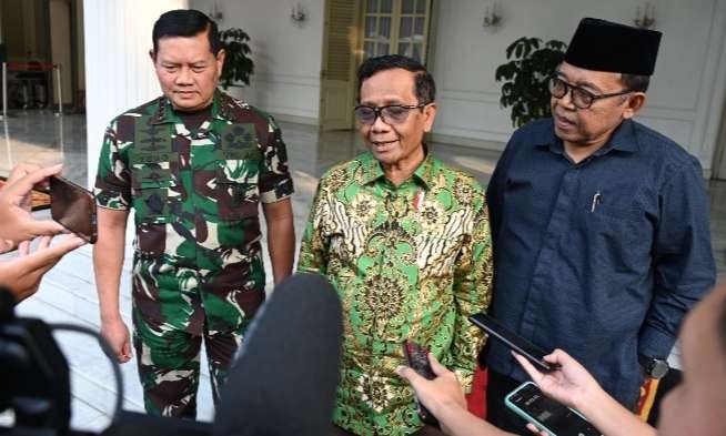 Menko Polhukam Mahfud MD bersama Panglima TNI Laksama Yudo Margono. (Foto: Setwapres)