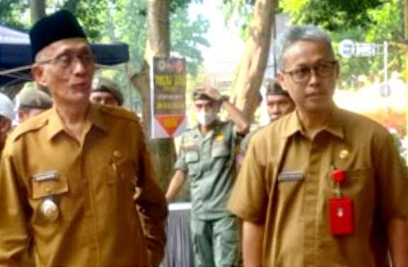 Kepala Dispertapang Bondowoso Hendri Widotono (kanan) ditunjuk merangkap jabatan Plt Kepala BKPSDM Bondowoso. (Foto:Guido/Ngopibareng.id)