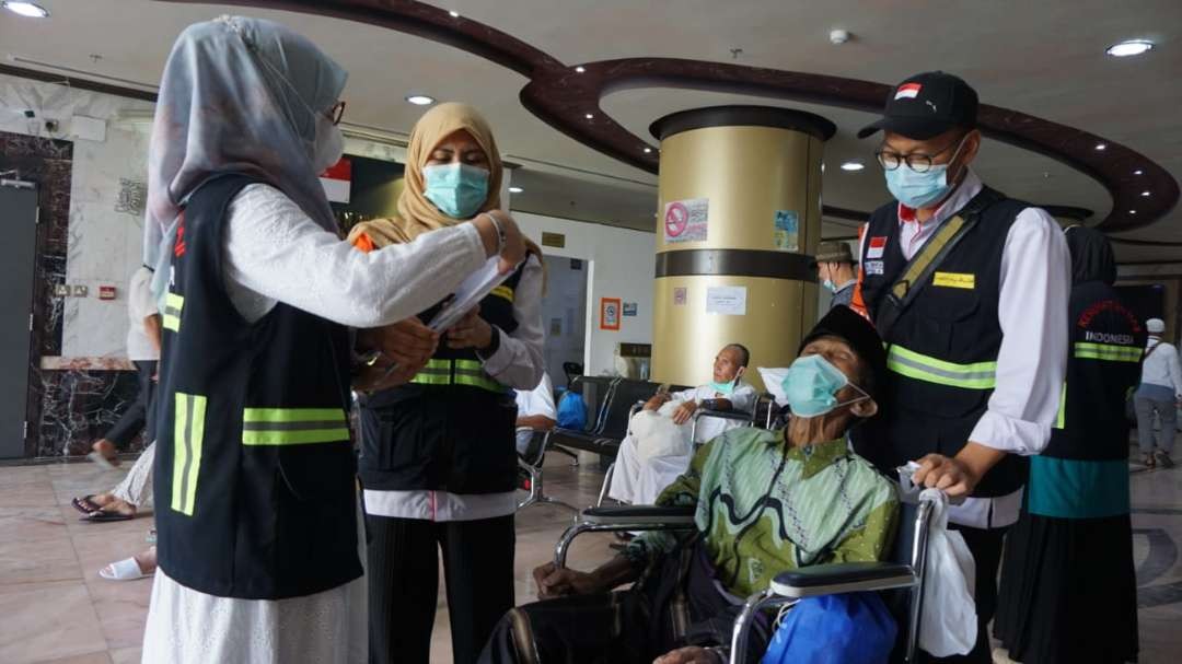 Petugas Klinik Kesehatan Haji Indonesia (KKHI) Makkah melakukan evakuasi pertama jemaah haji sakit. (Foto: Witanto/Ngopibareng.id)