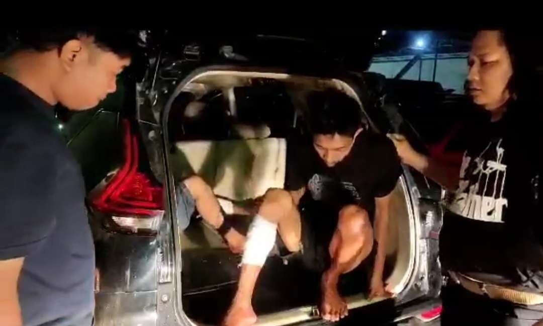 Dua pelaku ditembak pada bagian kaki karena melawan saat ditangkap. (Foto: Dokumentasi Satreskrim)