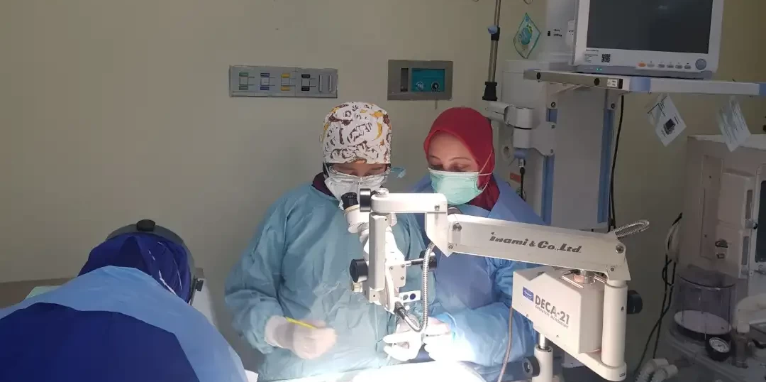 Peneliti Unair saat melakukan pembuatan kornea mata artifisial. (Foto: Istimewa)