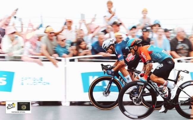 Foto finis yang menunjukkan Jasper Philipsen lebih unggul dari Caleb Ewan di Tour de France etape 4.