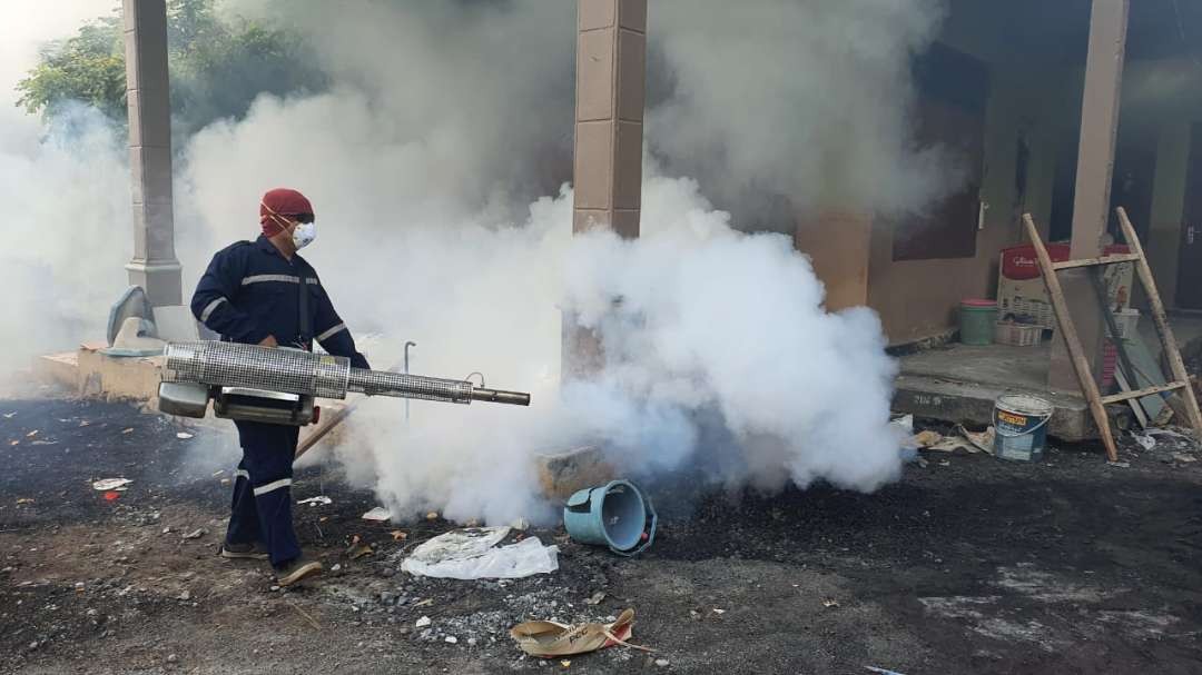 Petugas Dinkes Kabupaten Probolinggo melakukan pengasapan (fogging) untuk memberantas nyamuk Aedes Aegypti pemicu DBD. (Foto: Ikhsan Mahmudi/Ngopibareng.id)