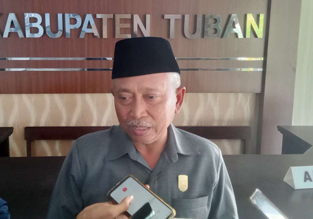 Ketua DPRD Kabupaten Tuban, M. Miyadi saat memberikan keterangan kepada wartawan (Foto: Khoirul Huda/Ngopibareng.id)