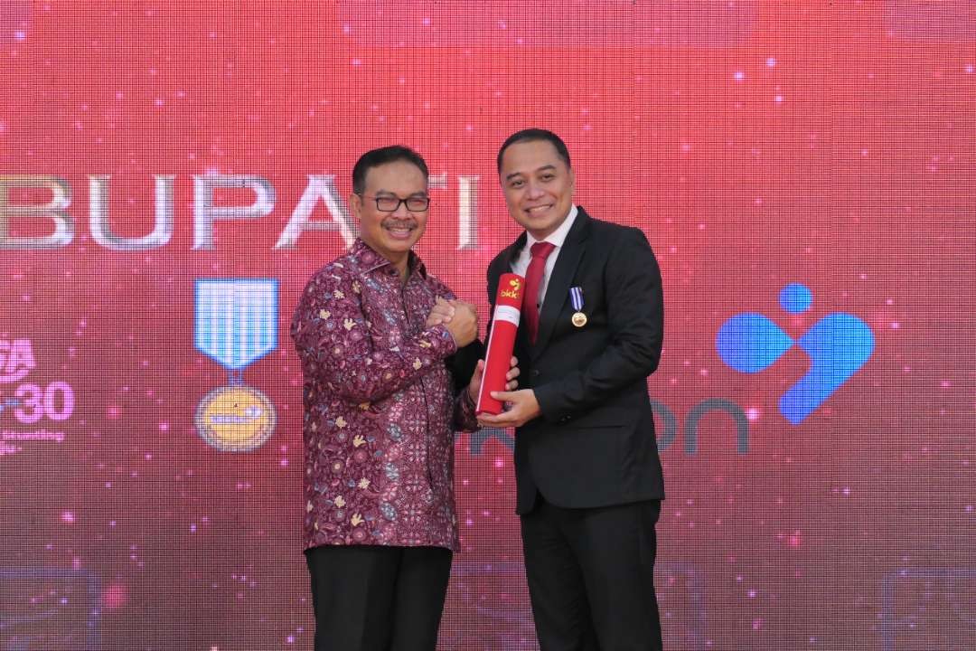 Walikota Surabaya Eri Cahyadi saat menerima penghargaan. (Foto: Istimewa)