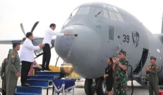 "Prabowo Serah Terima Pesawat C-130J Super Hercules ke TNI. Dua dari lima pesawat sejenis yang dipesan Kemenhan sudah tiba di tanah air (Foto: Dispen TNI AU)