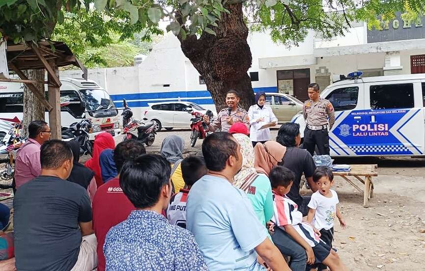 Satlantas Polres Situbondo melaksanakan program Ngobras menemui sopir angkot, ojol, dan masyarakat di warung kopi. (Foto: Satlantas Polres Situbondo)