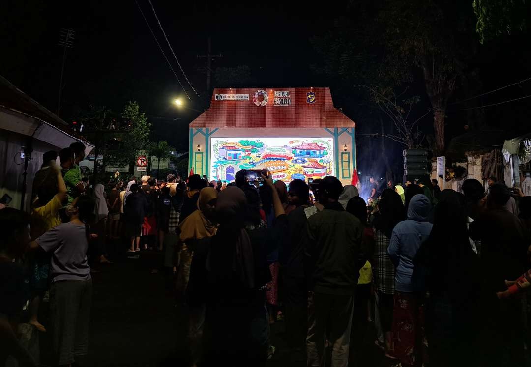 Suasana Festival Kampung Peneleh malam ini, ada layar tancap hingga bazar UMKM. (Foto: Pita Sari/Ngopibareng.id)