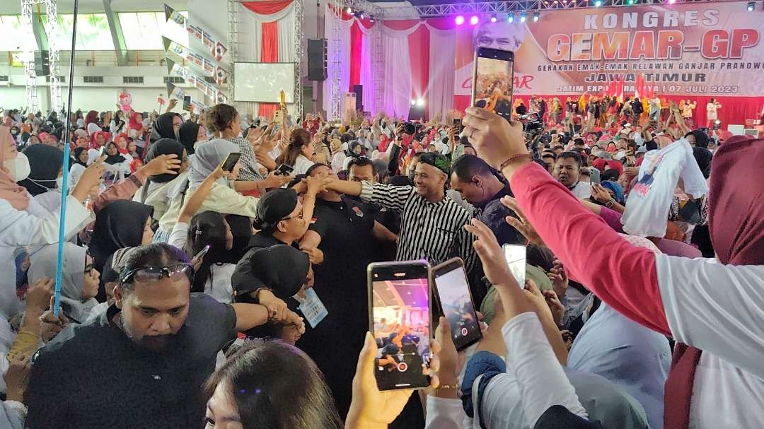 Bacapres PDI Perjuangan, Ganjar Pranowo saat menyapa emak-emak dalam Kongres Gemar GP di Jatim Expo, Surabaya, Jumat 7 Juli 2023. (Foto: Fariz Yarbo/Ngopibareng.id)