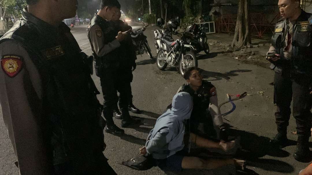 Sebanyak tiga pemuda yang diduga hendak melakukan tawuran diamankan Polrestabes Surabaya. (Foto: Istimewa)
