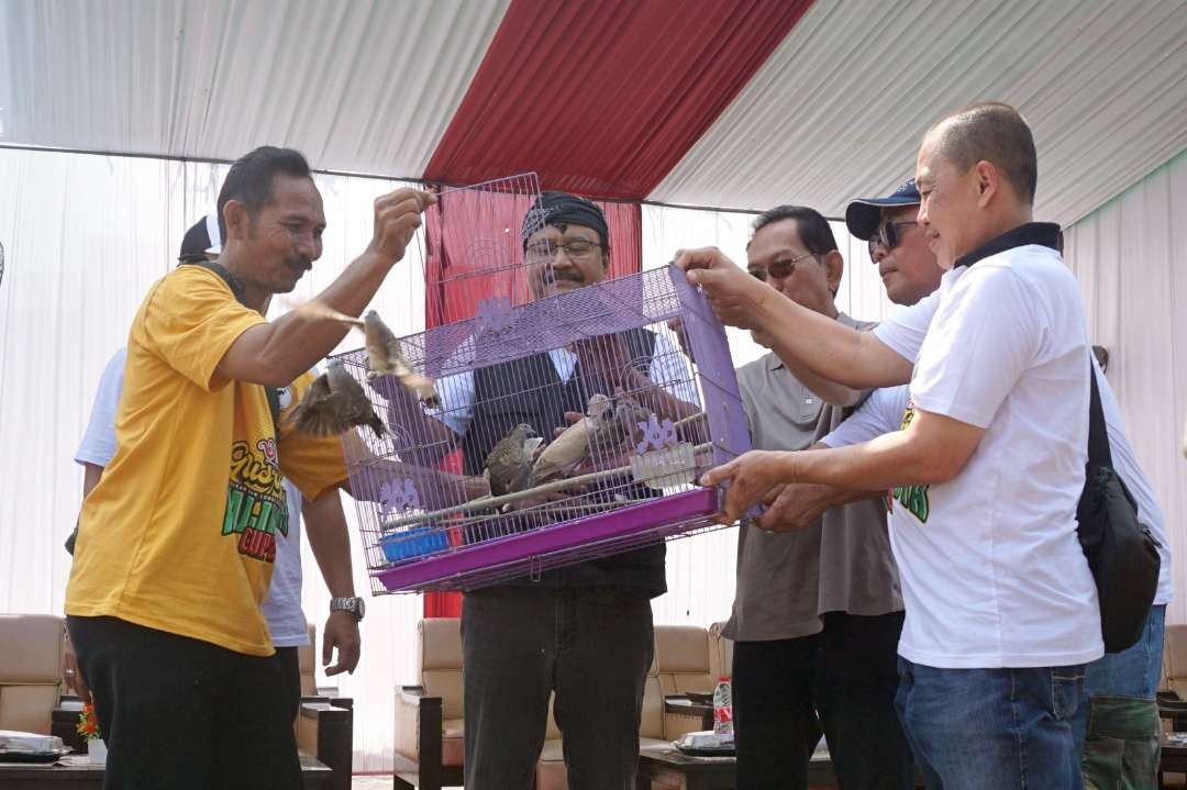 Walikota Pasuruan, Saifullah Yusuf (Gus Ipul), membuka Lomba Burung Berkicau Walikota Cup , di GOR Untung Suropati, Minggu 2 Juli 2023. (Foto; Humas Pemkot Pasuruan)