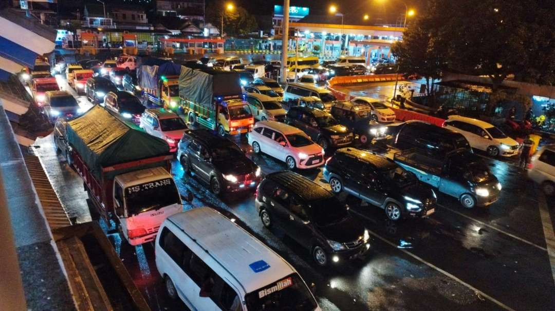 Situasi di area pelabuhan Ketapang masih dipenuhi antrean kendaraan pada Jumat malam (foto: Muh Hujaini/Ngopibareng id)