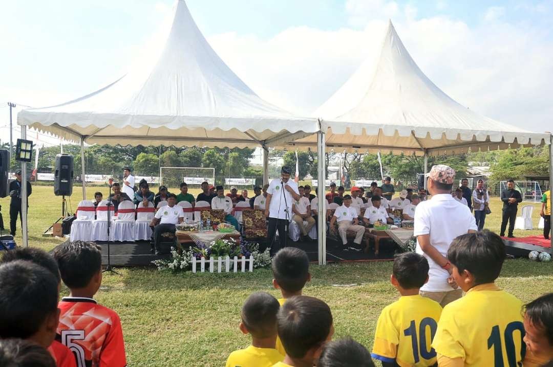 Walikota Pasuruan membuka Tournament Foot Ball Wali Kota Cup 2023. (Foto: Humas Pemkot Pasuruan)