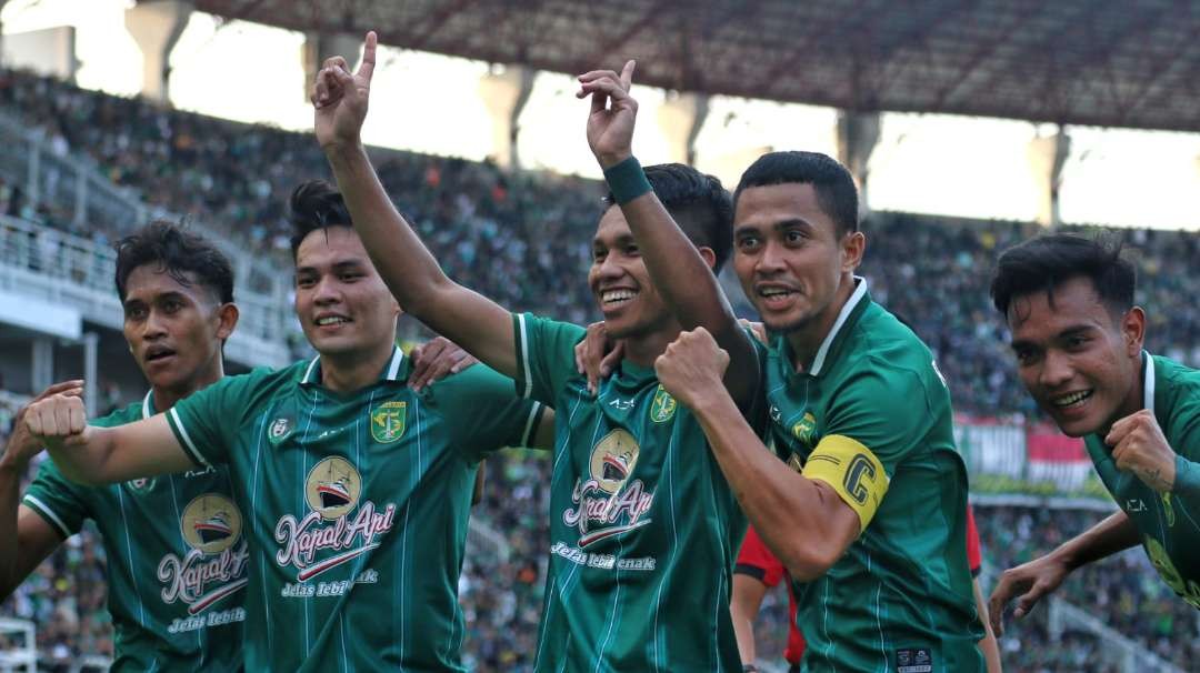 Pemain-pemain Persebaya merayakan gol yang dicetak oleh Kasim Botan saat uji coba melawan Bali United. (Foto: Fariz Yarbo/Ngopibareng.id)