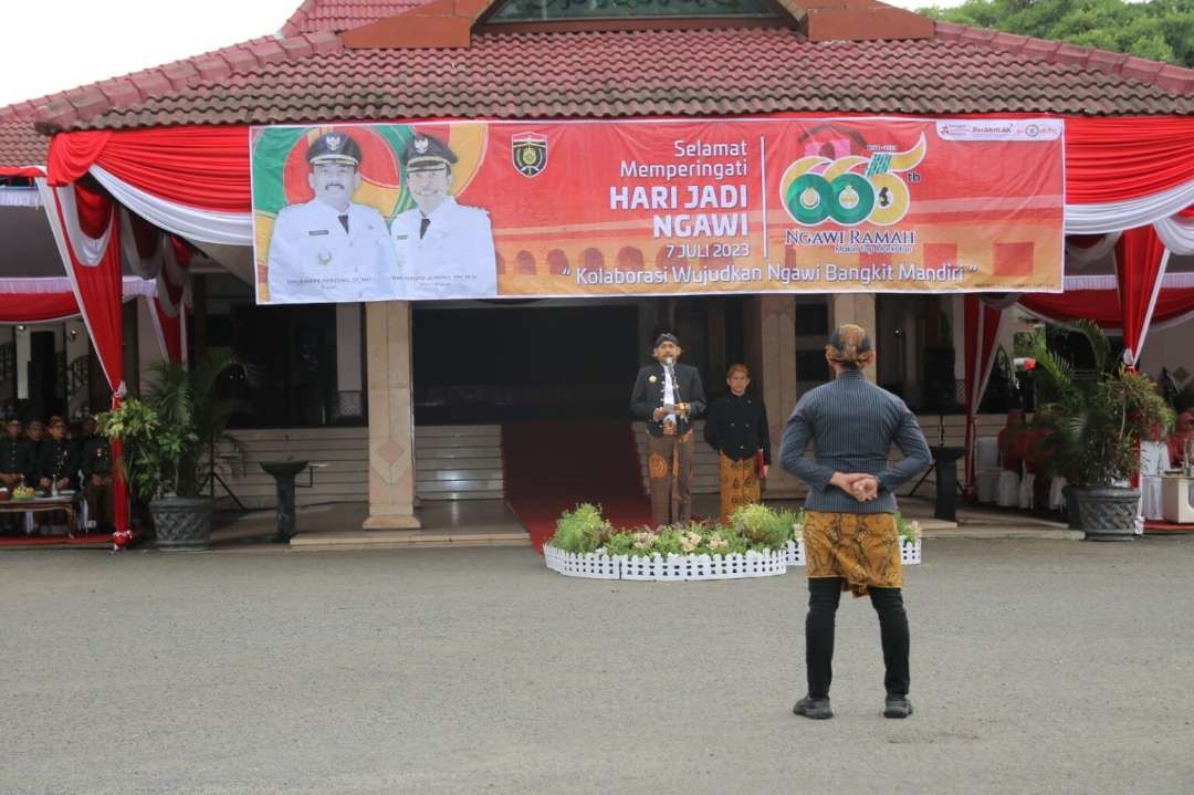 Bupati Ony Anwar Harsono pimpin Upacara Peringatan Hari Jadi Kabupaten Ngawi ke-665 di halaman Pendopo Wedya Graha, Jumat 7 Juli 2023. (Foto: dok. Kominfo).