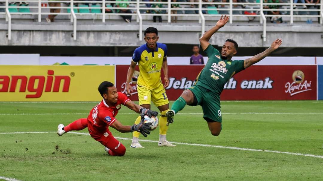 Pemain Persebaya, Paulo Victor berusaha menjemput bola yang cepat diantisipasi Kiper Barito Ega Rizky di Stadion Gelora Bung Tomo, Surabaya, Sabtu 8 Juli 2023. (Foto: Fariz Yarbo/Ngopibareng.id)