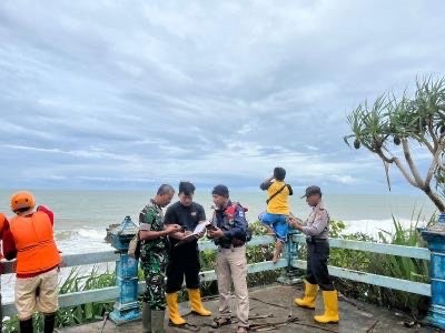 Upaya pencarian lima orang hilang terseret ombak di Pantai Jembatan Panjang, Kabupaten Malang (Foto: SAR Surabaya)