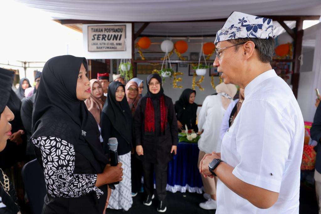 Menteri Kesehatan (Menkes) Budi Gunadi Sadikin berbincang dengan kader Posyandu Banyuwangi, Jawa Timur. (Foto: Humas Pemkab Banyuwangi)