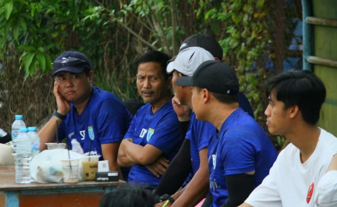 Djajang Nurdjaman dan jajaran pelatih kesulitan mendapatkan pemain putra daerah yang memenuhi kualifikasi Liga 1. (Foto: Istimewa)