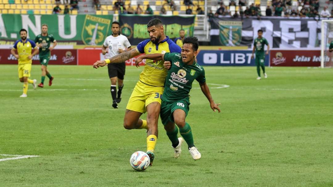 Stopper Barito, Renan Alves, menghadang pergerakan Pemain Persebaya Toni Firmansyah (hijau) di Stadion Gelora Bung Tomo, Surabaya, Sabtu 8 Juli 2023. (Foto: Fariz Yarbo/Ngopibareng.id)