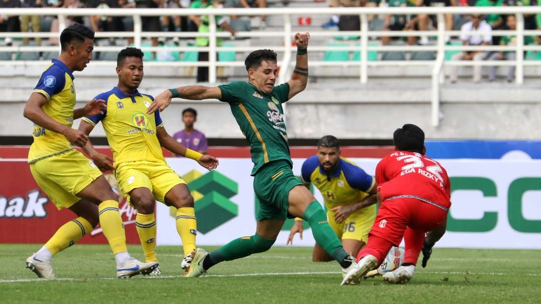 Bruno Moreira mencetak gol penyeimbang pada laga Persebaya kontra Barito. (Foto: Fariz Yarbo/Ngopibareng.id)