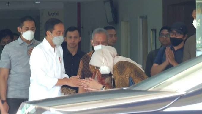 Presiden Joko Widodo disambut Novia Kolopaking, istri Mbah Nun, di RS Dr Sardjito, Yogyakarta, Minggu 9 Juli 2023. (Foto: setpres)