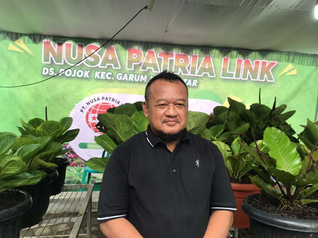 Tugas Nanggolo Yudo, penasihat komunitas tanaman hias “Plat AG”. (Foto: Choirul Anam/Ngopibareng.id)