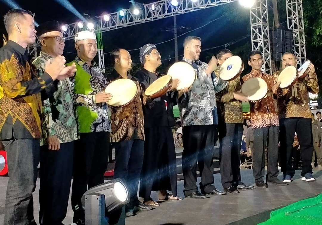 Walikota Probolinggo, Habib Hadi Zainal Abidin (nomor 4 dari kanan) bersama sejumlah tamu undangan memainkan rebana menandai pembukaan Semipro 2023 di alun-alun. (Foto: Ikhsan Mahmudi/Ngopibareng.id)