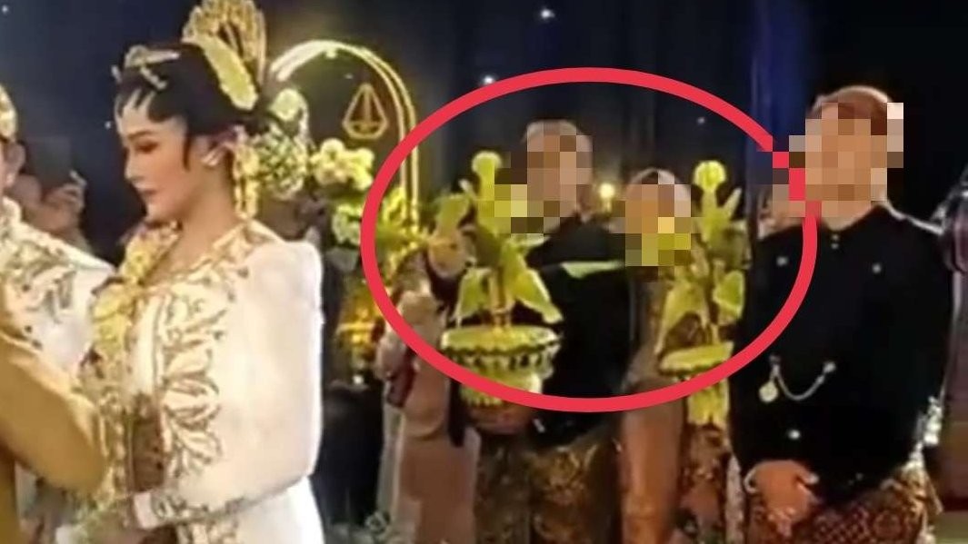 Posisi kembar mayang di temu manten Denny Caknan dan Bella Bonita jadi gunjingan netizen. (Foto: Instagram)