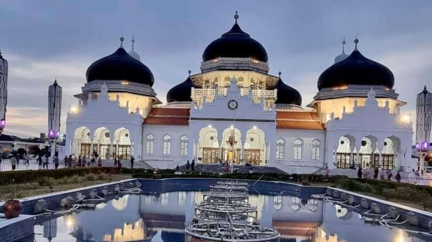 Masjid dengan bayangan yang indah di Banda Aceh. (Foto: dok/ngopibareng.id)
