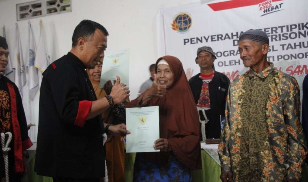 Bupati Ponorogo Sugiri Sancoko, secara simbolis menyerahkan 113 sertifikat tanah dalam program PTSL di Balai Desa Trisono Kecamatan Babadan, Kabupaten Ponorogo pada Jumat 7 Juli 2023. (Foto: dok.Kominfo)