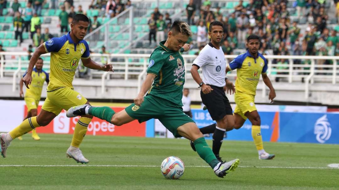 Pemain Persebaya, Sho Yamamoto (hijau) saat melawan Barito Putera di Stadion Gelora Bung Tomo, Surabaya, Sabtu 8 Juli 2023. (Foto: Fariz Yarbo/Ngopibareng.id)