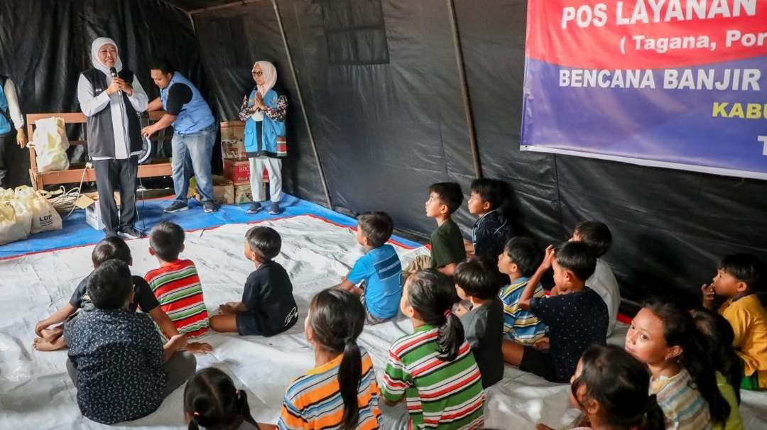 Gubernur Jawa Timur, Khofifah Indar Parawansa, saat memberikan semangat kepada anak-anak pengungsi banjir dan longsor di Lumajang, Minggu 9 Juli 2023. (Foto: Ist)