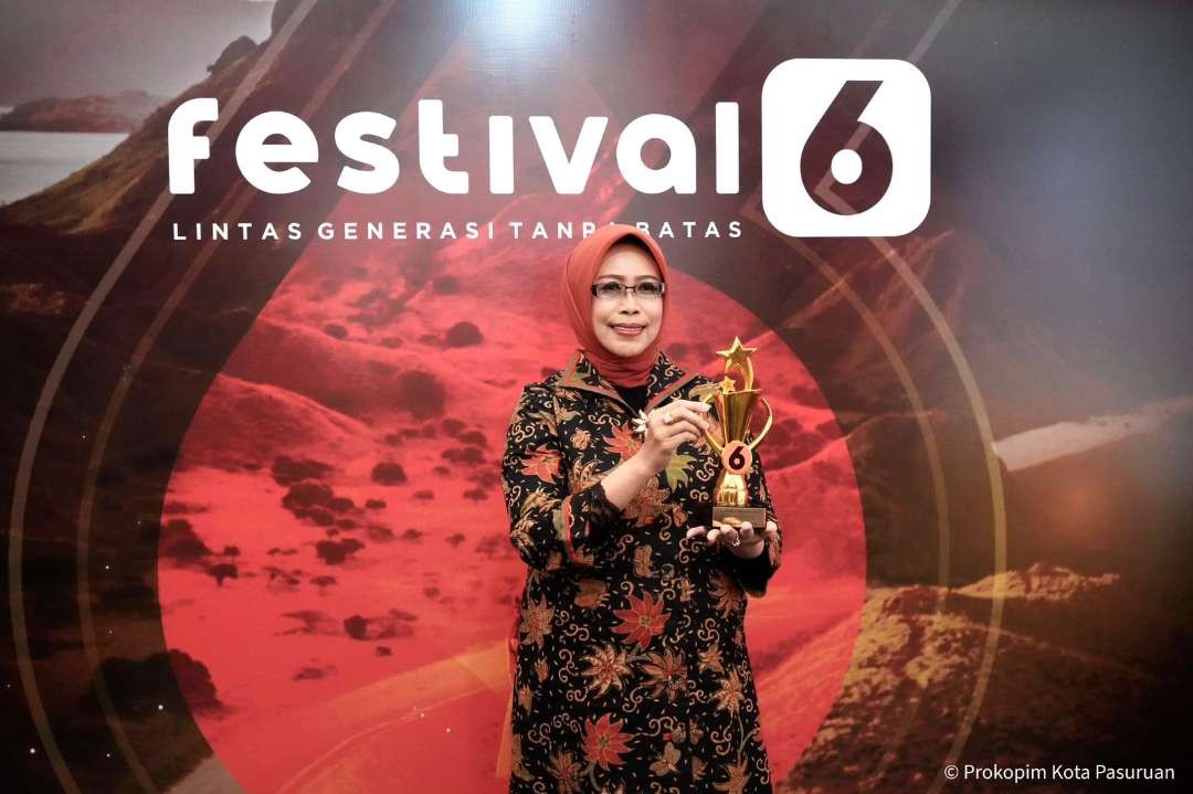 Bunda Fatma paih penghargaan perempuan inspiratif di Festival 6. (Foto: Humas Pemkot Kota Pasuruan)