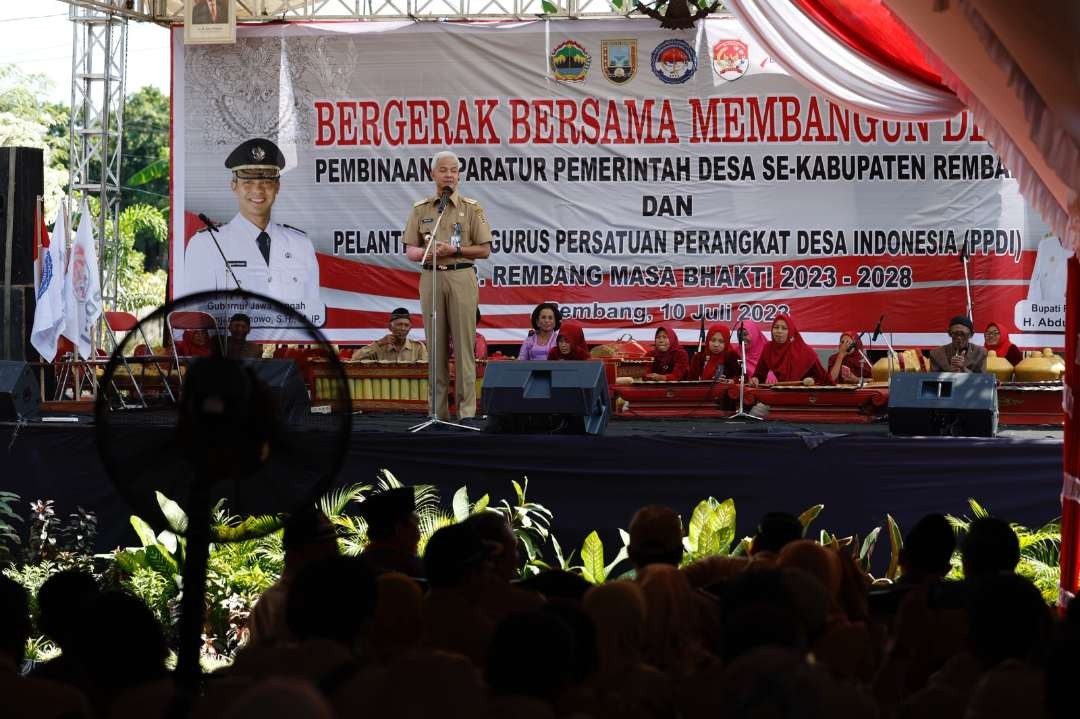 Gubernur Jawa Tengah, Ganjar Pranowo memberikan arahan kepada aparatur pemerintah desa se-Kabupaten Rembang di Taman Sarinah, Desa Karangsari, Kecamatan Sulang, Rembang, Senin 10 Juli 2023. (Foto: Humas Pemprov Jateng)