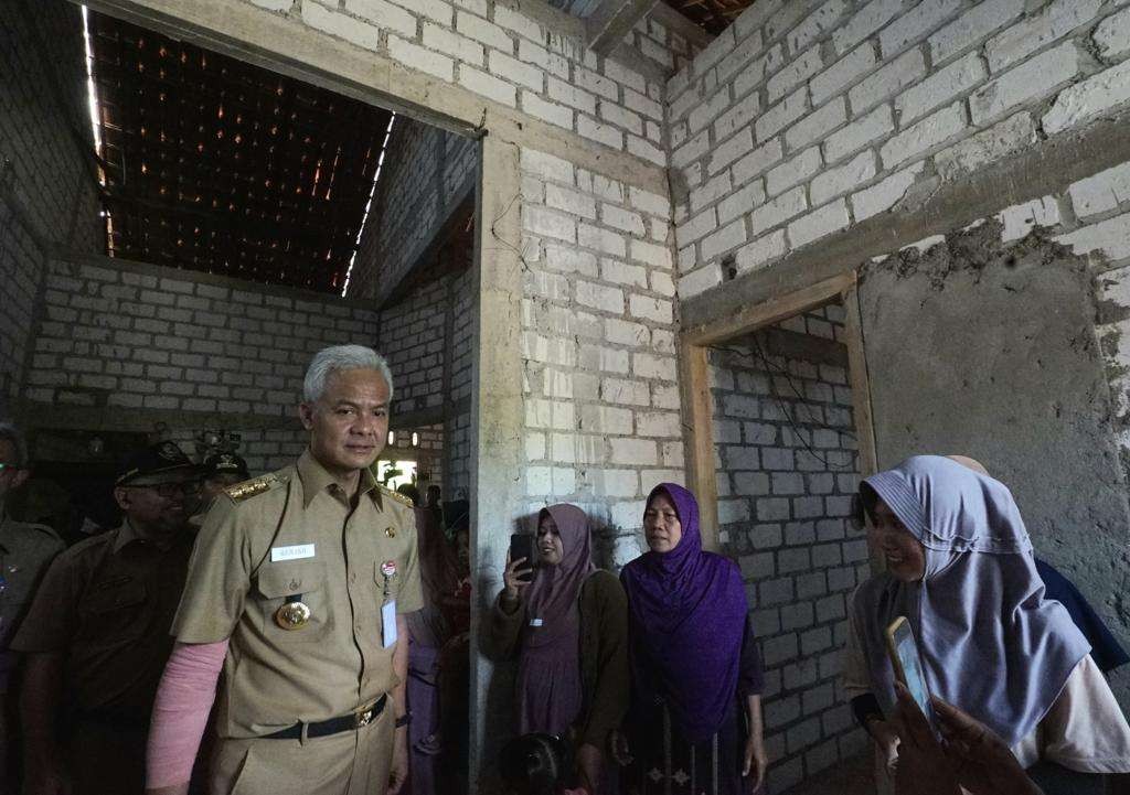 Gubernur Jawa Tengah, Ganjar Pranowo cek dua unit rumah renovasi RTLH di Desa Kunir, Kabupaten Rembang, Senin 10 Juli 2023. (Foto: Humas Pemprov Jateng)