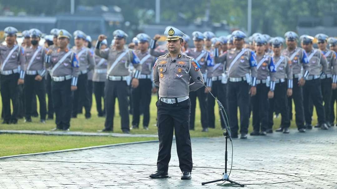 Aparat Ditlantas Polda Jatim saat mengikuti apel Operasi Patuh Semeru 2023 di Mapolda Jatim, Surabaya, Senin 10 Juli 2023.  (Foto: Ist)