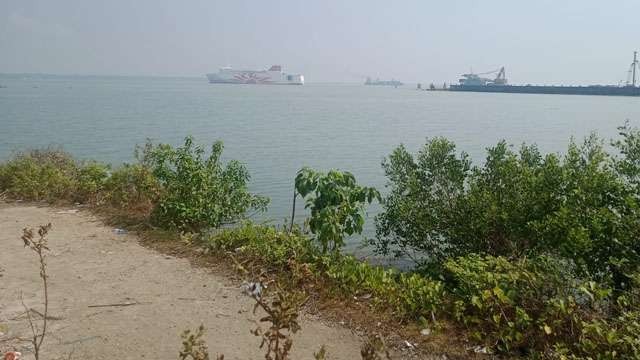Lahan kosong di sisi barat Bangkalan menjadi incaran investor Galangan kapal. Polemik 0-12 Mil Berlanjut, Biaya ‘Siluman’ Hantui Pengusaha. (Foto:Ngopibareng/Oki)