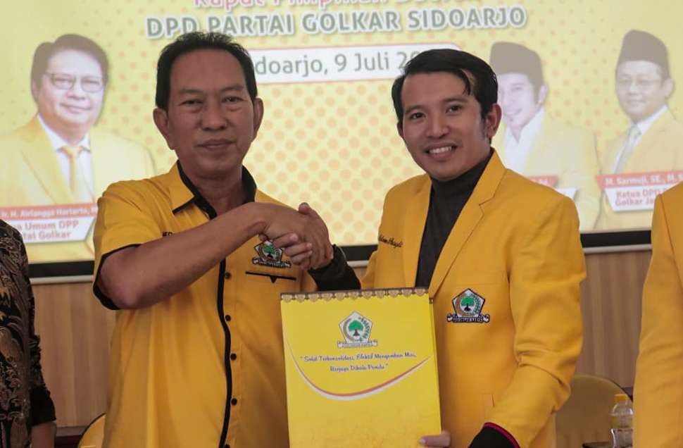 Adam Rusydi (kanan) Ketua DPD Golkar Sidoarjo (foto : Aini/Ngopibareng.id)