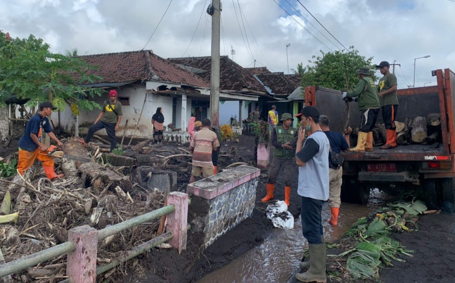 Pemkab Lumajang bersama TNI-Polri dan unsur masyarakat membersihkan material pasca banjir lahar dingin sejak Sabtu, 8 Juli 2023. (Foto: Kominfo Lumajang)
