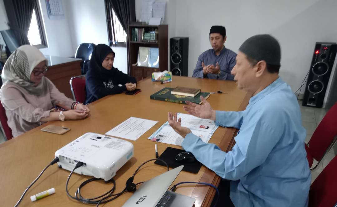 Ketua Pembina Mualaf Masjid Sunda Kelapa Menteng, Jakarta Pusat, Anwar Sujana, mewawancarai mualaf yang akan bersyahadat. (Foto: Asmanu Sudharso/Ngopibareng.id)