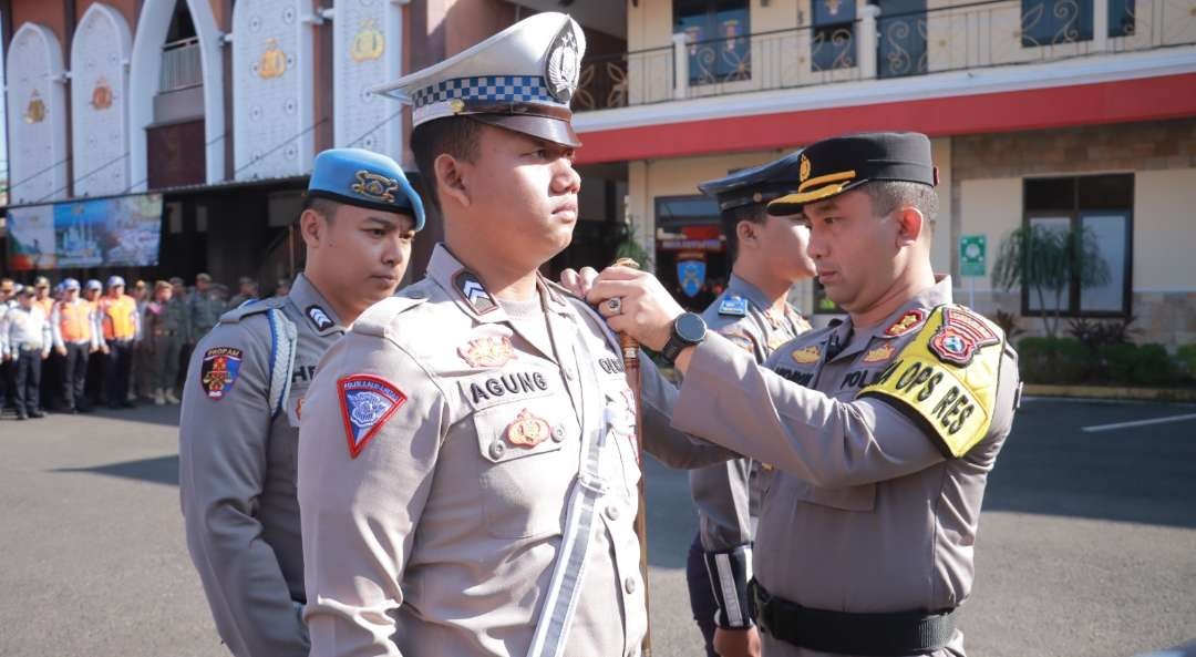 Kapolres Jember AKBP Moh Nurhidayat saat menyematkan tanda petugas Operasi Patuh Semeru 2023. (Foto: Dokumentasi Humas Polres Jember)