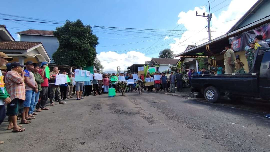 Warga Dusun Sambungrejo, Desa Bayu, Kecamatan Songgon melakukan aksi unjuk rasa agar Program TORA  dilanjutkan (foto:Muh Hujaini/Ngopibareng.id)