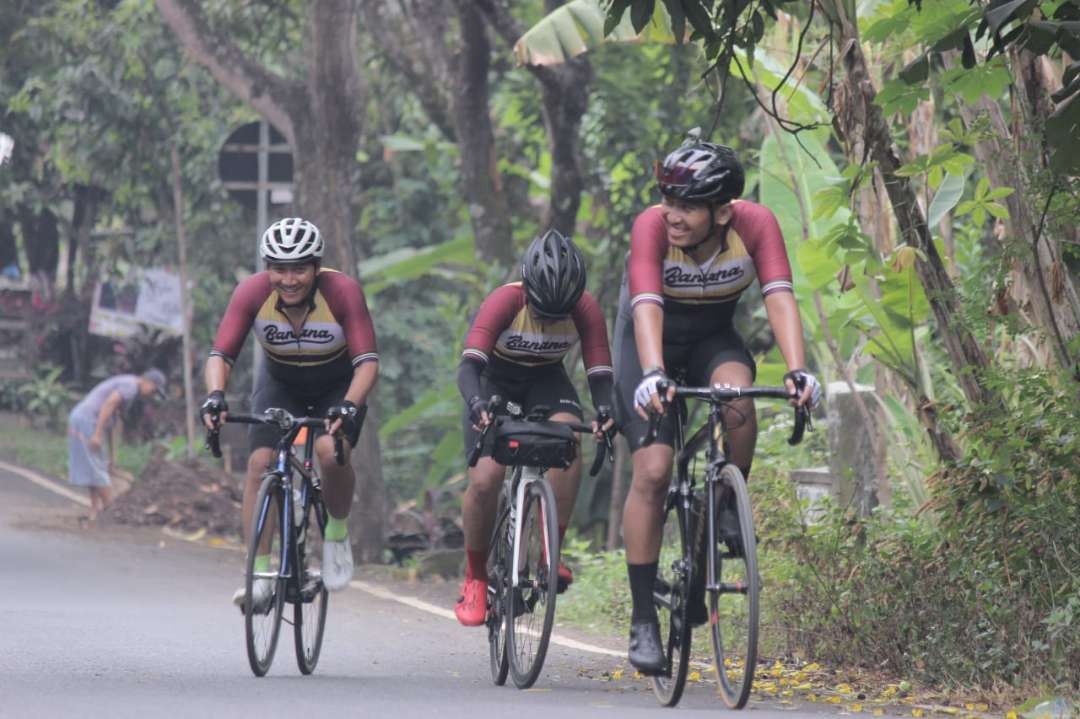 Anggota Banana Cycling Community tengah bersepeda di jalan naik arah ke Bromo. (Foto: istimewa)