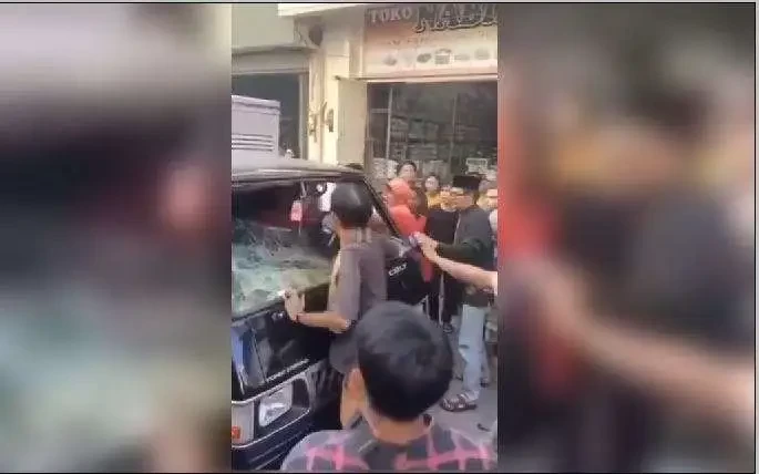 Cuplikan video viral mobil box yang ganggu warga di Jalan Sasak, Ampel Surabaya. (Foto: Tangkapan Layar)