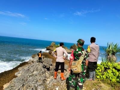 Proses pencarian korban hilang di pantai Kabupaten Malang (Foto: Basarnas Surabaya)