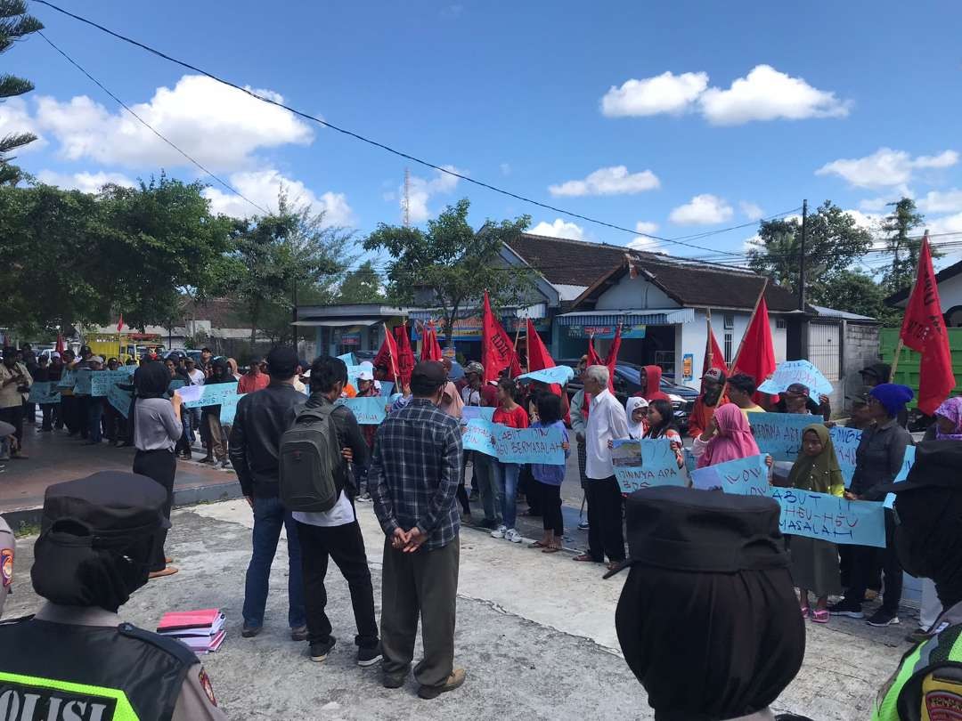 Aksi demo Forum Perjuangan Petani Mataraman (FPPM) di Gedung DPRD Kabupaten Blitar, Rabu 12 Juli 2023. (Foto: Choirul Anam/Ngopibareng.id)
