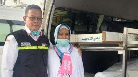 Istri Niron, Kamsani (kanan)  bersama petugas haji di Mina, Arab Saudi. (Foto: Kemenag)